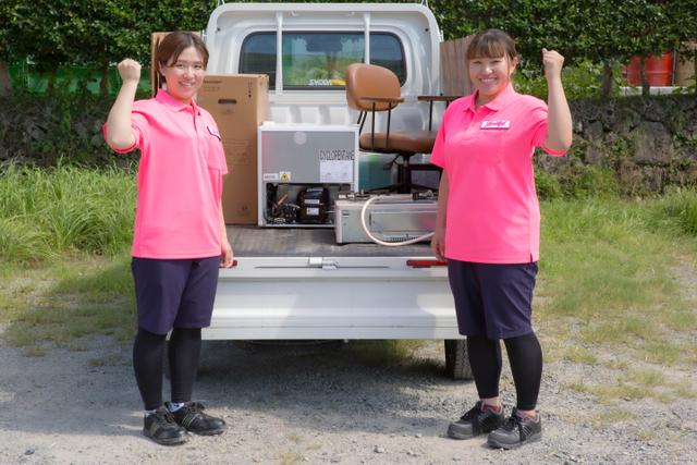 不用品回収業者のトラックに不用品を積んだ写真