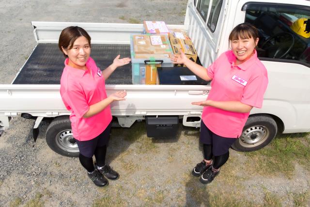 トラックに積んだ不用品とハートフル滋賀のスタッフ写真